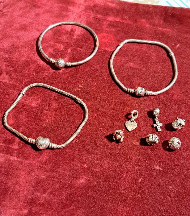 Pulseiras Pandora prata.