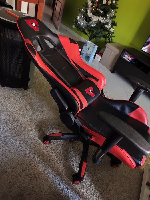 Cadeira Gaming em bom estado geral