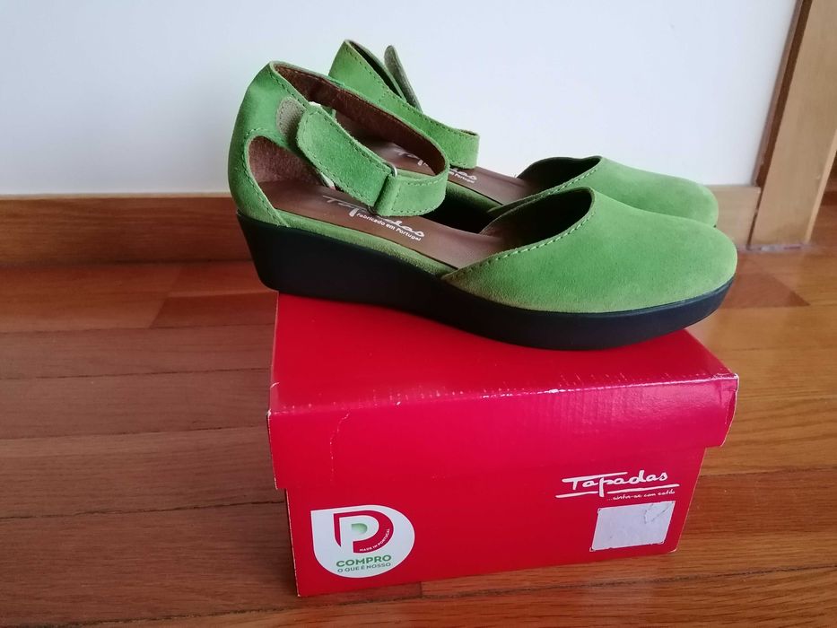 Sandálias fechadas, T39, em pele