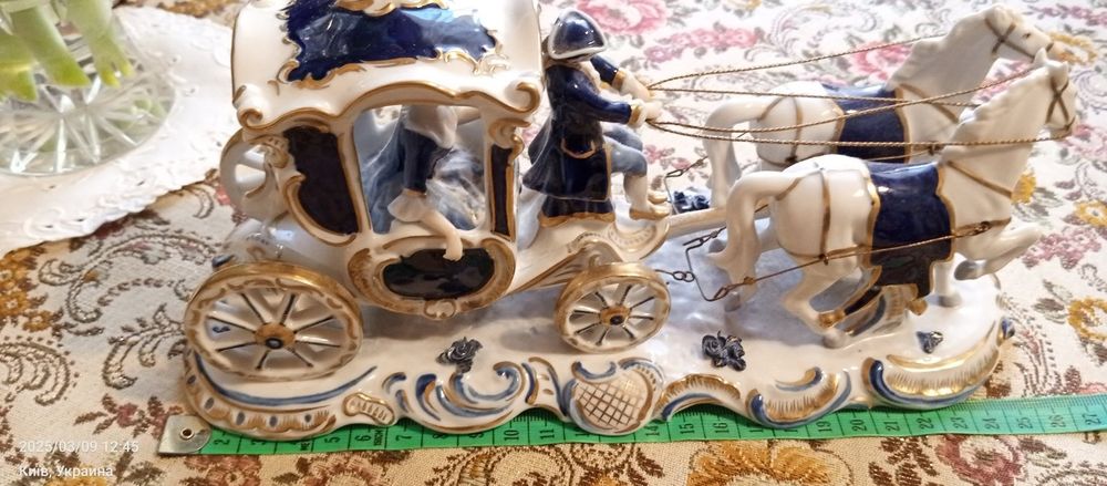 Фарфоровая статуэтка карета