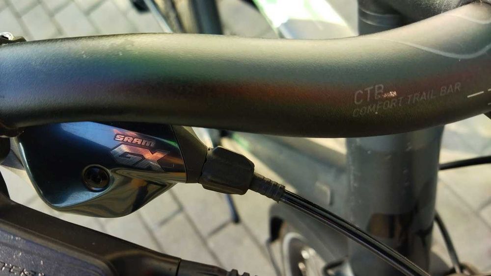 Cube Travel GTC Sport (2022), колеса на осях, карбонова вилка і шатуни