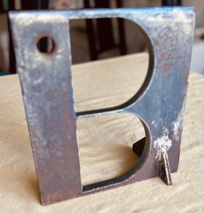 Peça em metal Big B