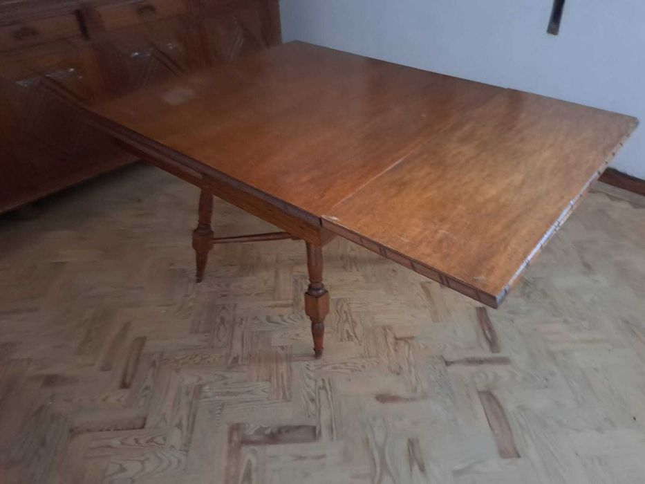 Mesa de sala clássica maciça