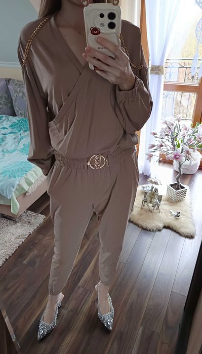 Beżowy długi kombinezon z łańcuszkami pasek złota klamerka