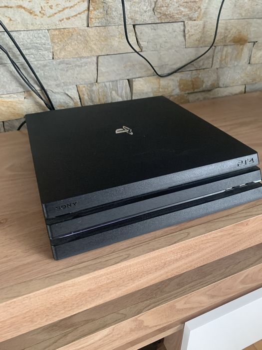 Ps4 pro, + два геймпади, та гра Crash bandicut