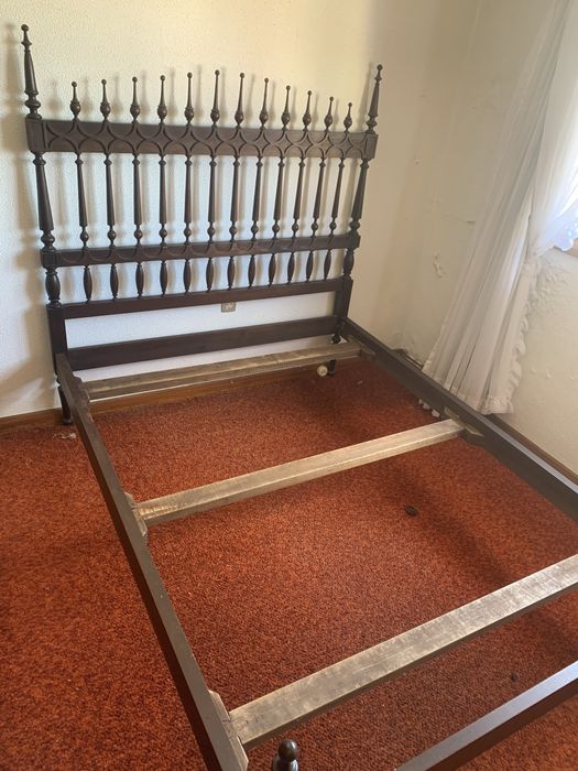 Cama de Casal Clássica em Madeira Maciça – Elegante e Intemporal