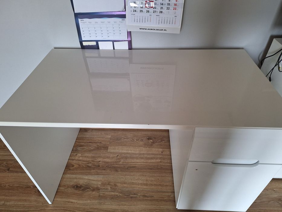 Solidne biurko zadbane