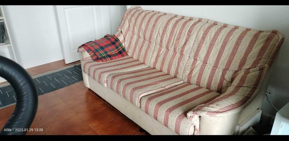 Sofá cama em tecido e em bom estado