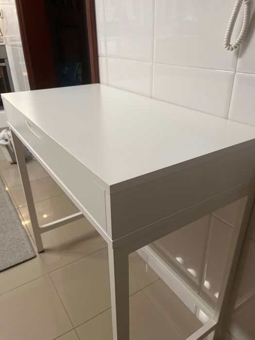 Secretária Ikea quase nova