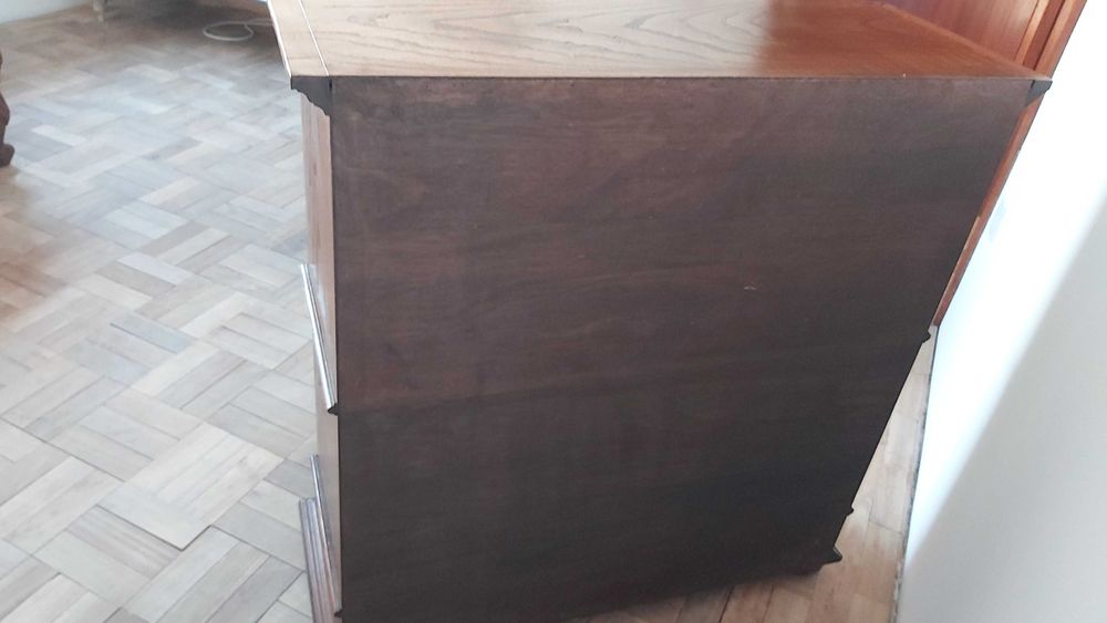 Mesa auxiliar o mesa TV de madeira maciça talhada/esculpida.