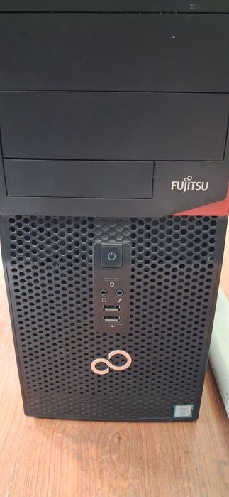 Desktop Fujitsu i7 WIN10  + Monitor Dell 20"