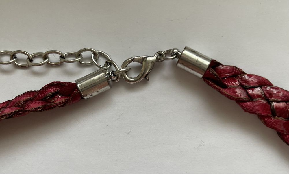 Colar em couro bordeaux e metal com pendente