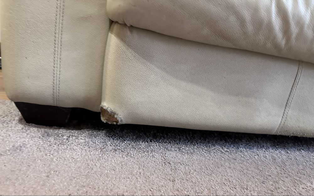 Sofa bege em pele mais pufe