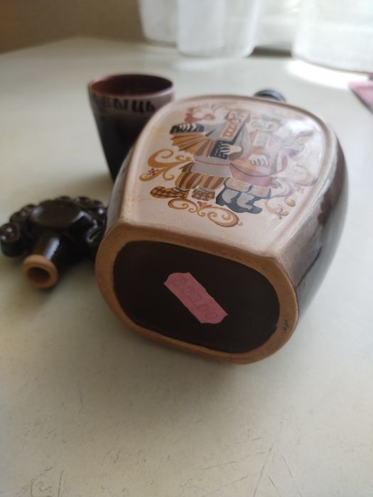 Штоф с двумя рюмками. Керамика.