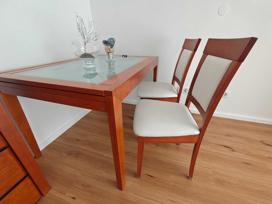 Mesa de jantar extensível e 4 cadeiras