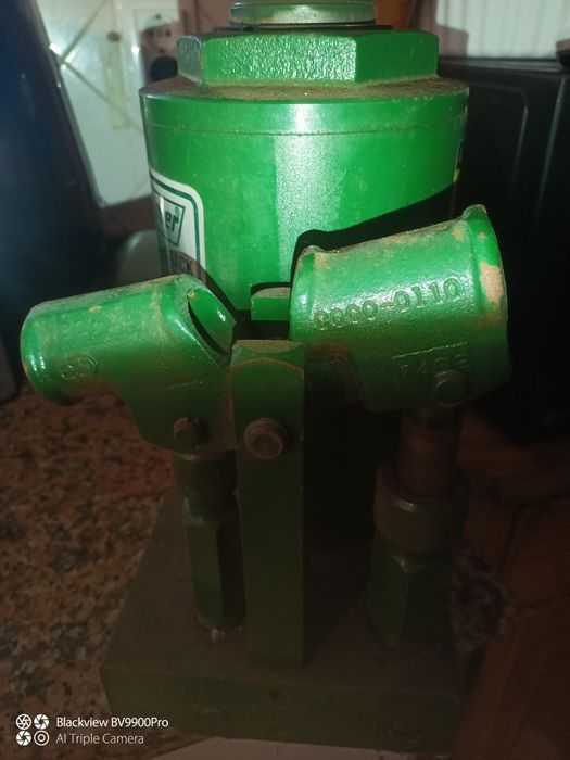 Mais um bruto macaco de 30 Toneladas com uma base bem reforçada da parte de baixo
