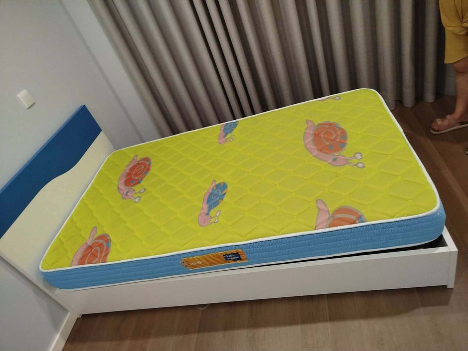 Cama de solteiro + mesa de cabeceira
