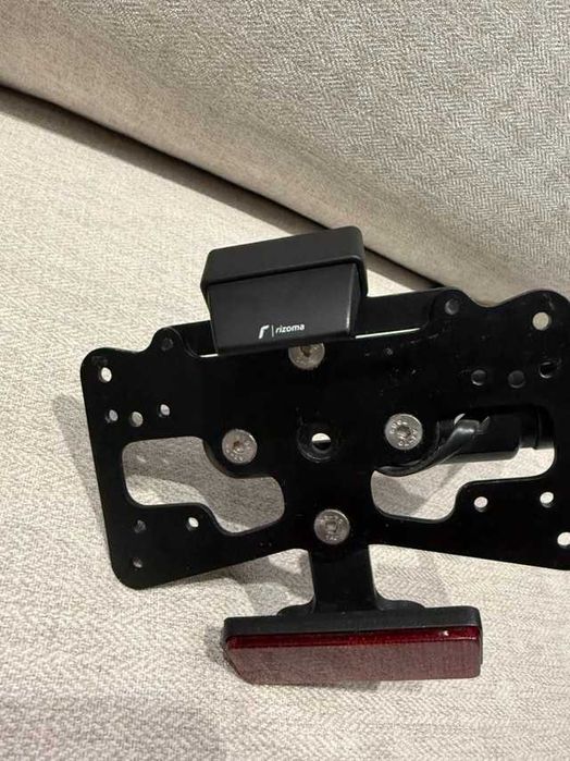 Рамка номера мотоцикла Rizoma R9T Series SIDE ARM для крепления номера