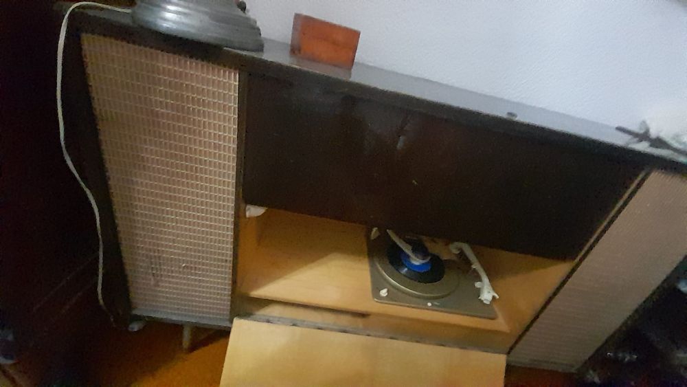 Antiguidades: rádio e gira discos com móvel