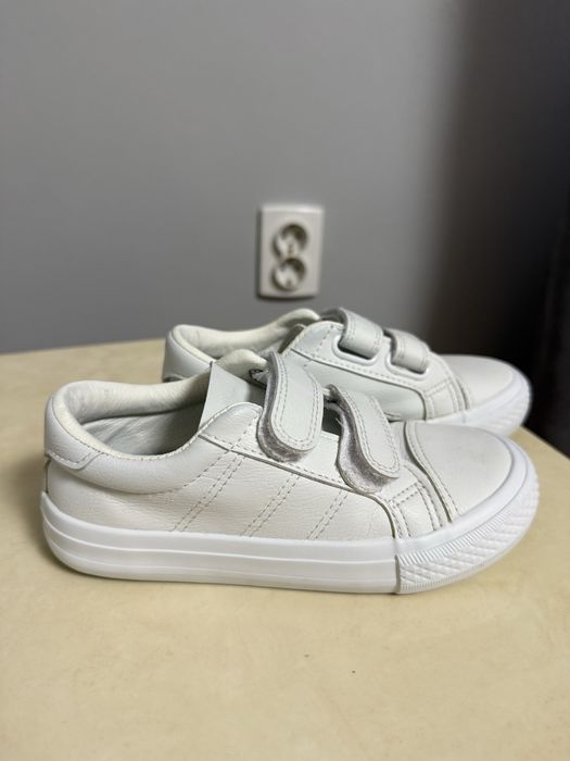 Для хлопчика білі кеди