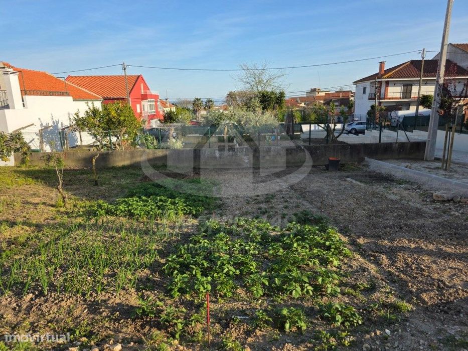 Terreno de gaveto urbano com 215 m², legalizado na Portela da Azóia