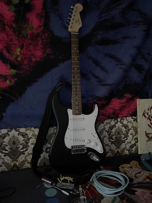 Электрогитара Squier by Fender Stratocaster LRL black + аксессуары