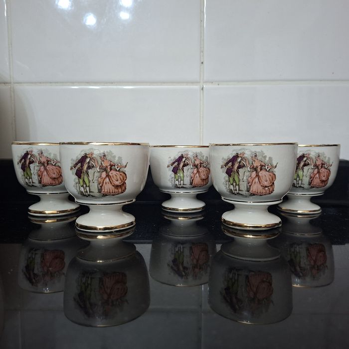 Garrafa com copinhos com pé