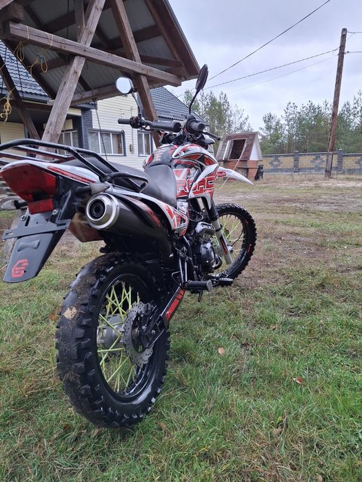 Стоїть нова резина на фото стара