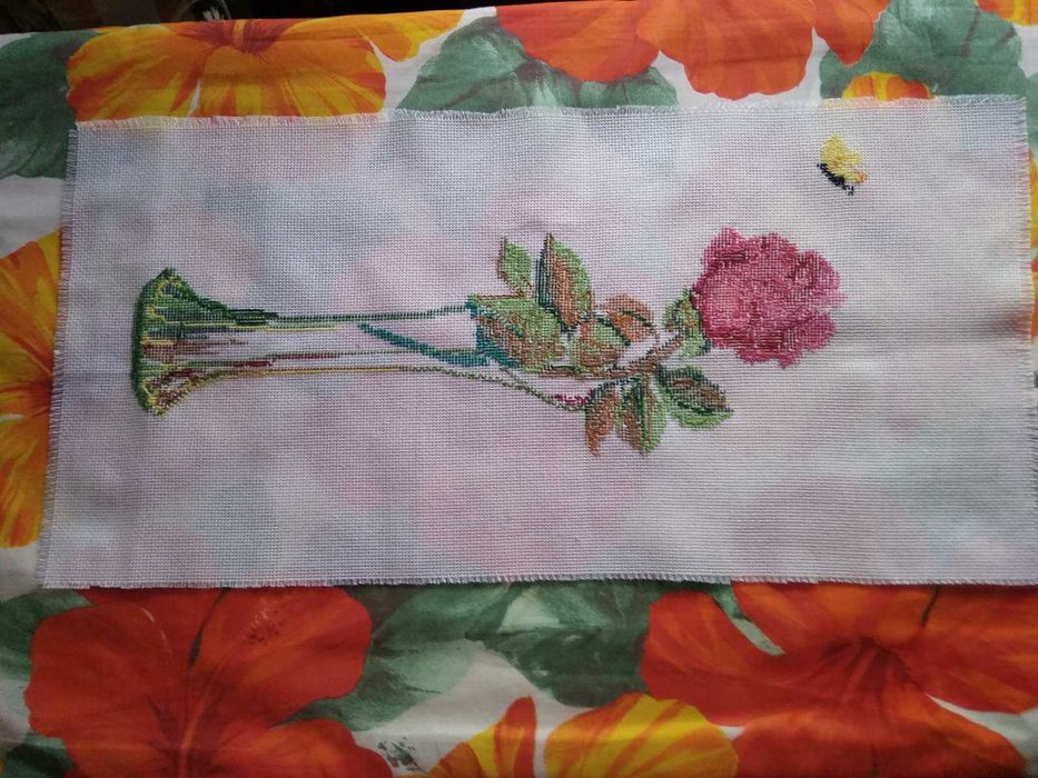 троянда у вазі вишивка