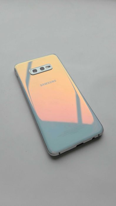 Galaxy S10e perłowy