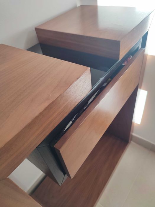 Consola nogueira com vidro preto