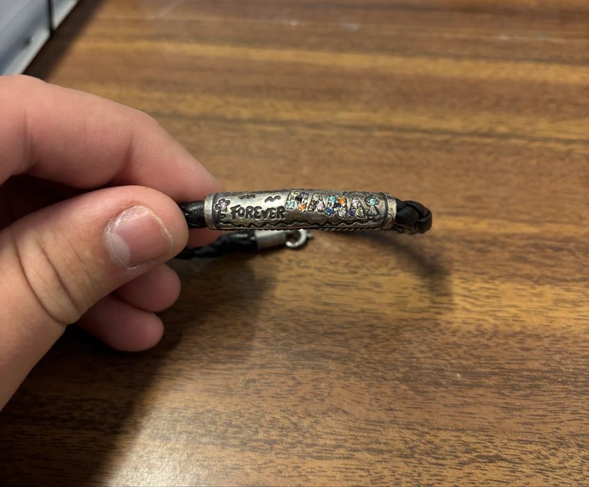 Pulseira em couro e aço inoxidável com cristais de vidro