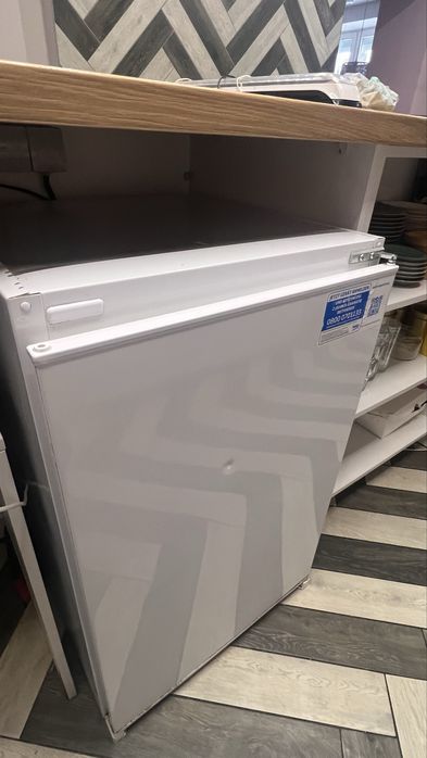 Однокамерний вбудований холодильник з морозильною камерою Beko