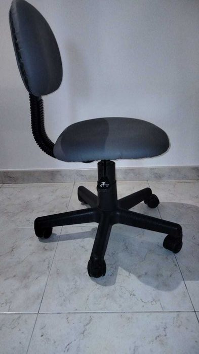 Cadeira para manicure ou segretária