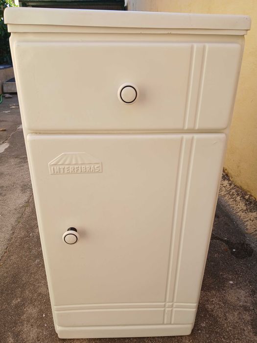 Tanque de roupa com tampa marca Interfibras. Medidas- 80x 60x 40. Em excelente estado.