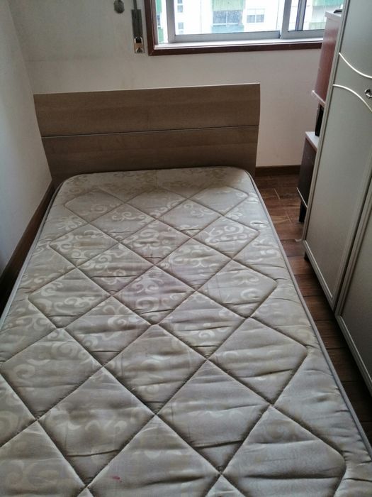 Cama em madeira e colchão solteiro