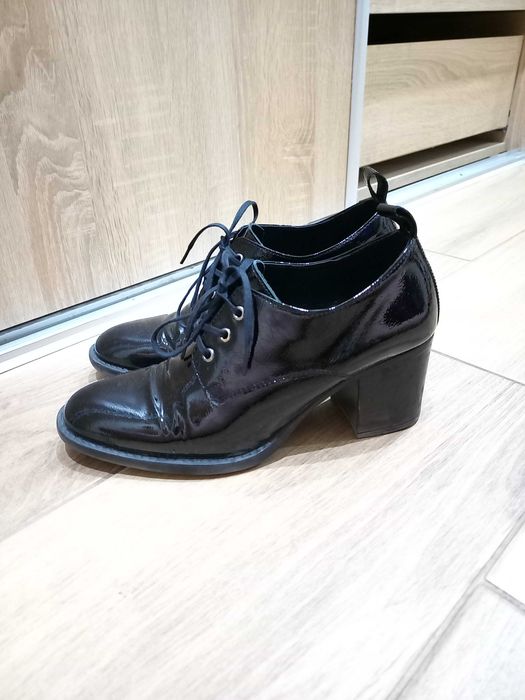 Wiązane buty na obcasie