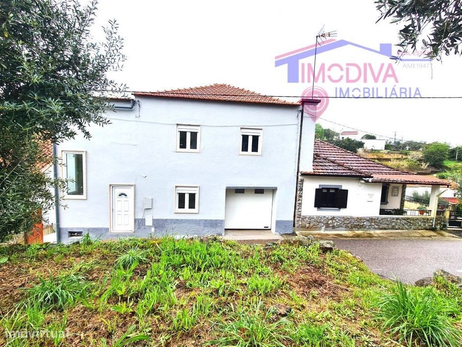 Moradia T3 recentemente renovada, com garagem e terreno em Castanhe...