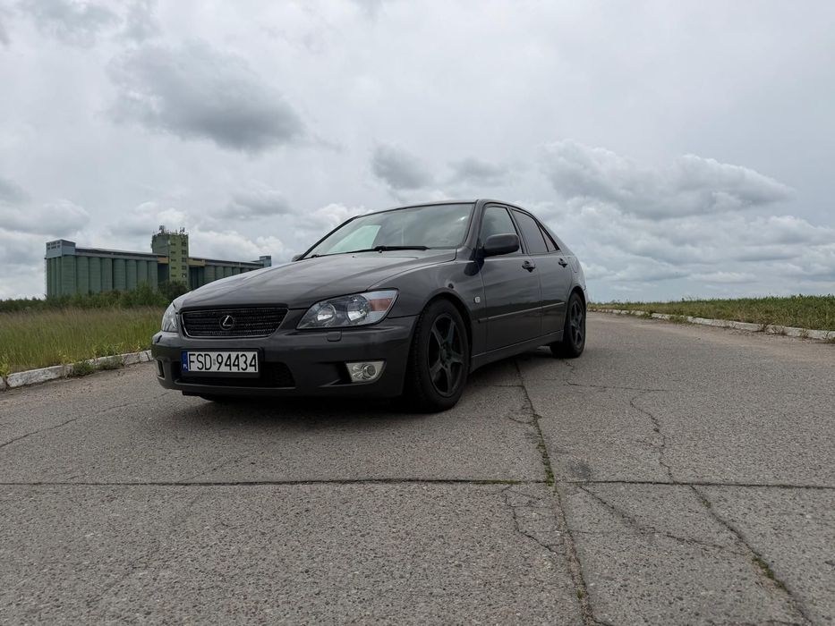 Lexus IS