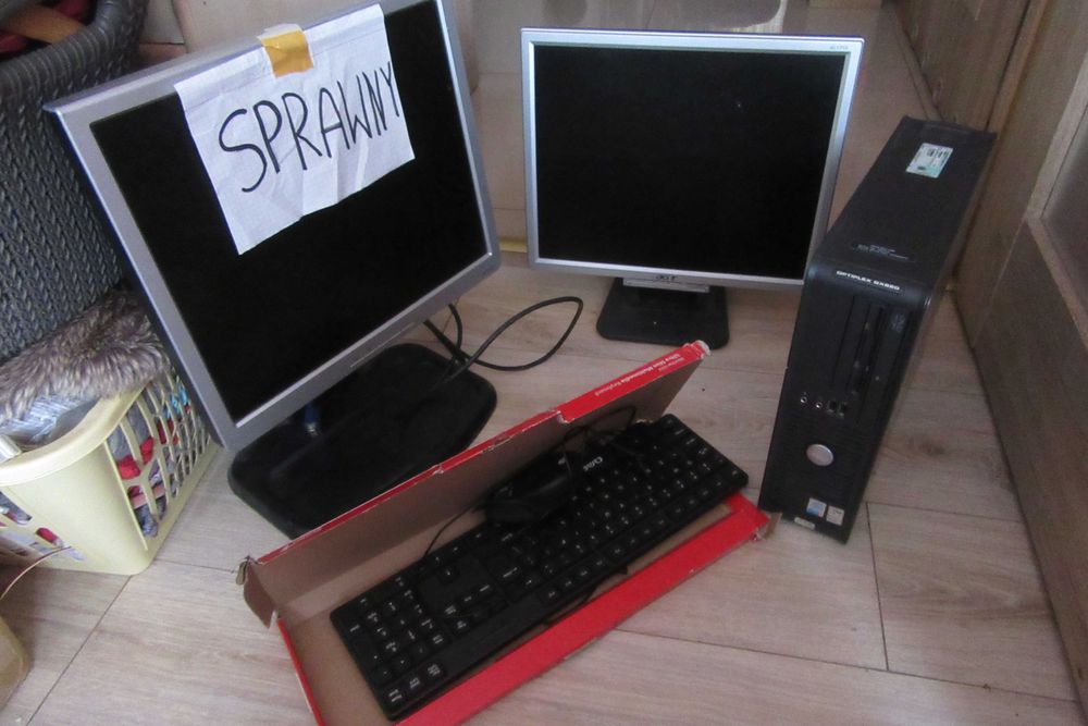 zestaw 3 monitory i komputer