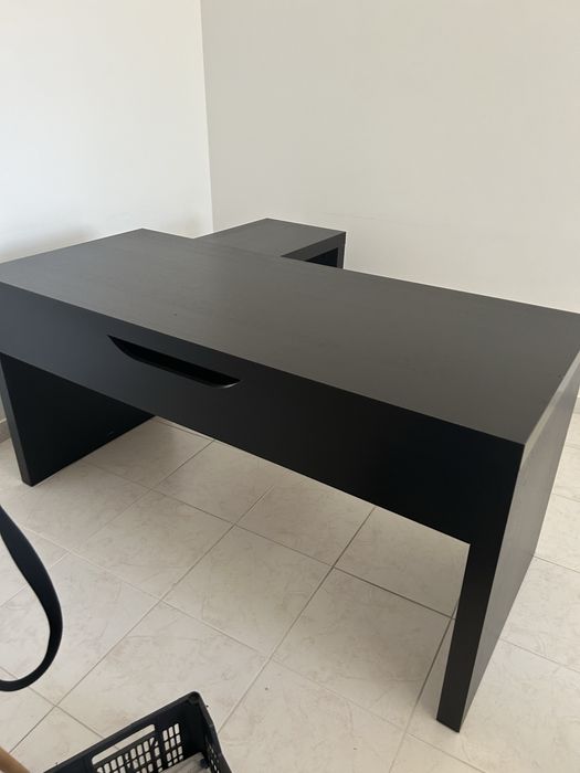 Secretaria em preto modelo ikea