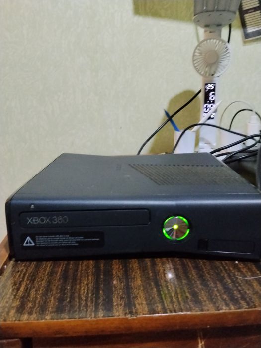 xbox360 2 джойстика без провідних игри:29 пам'ять:229 торг не уместен блок в комплекте есть GTA v ведьмак