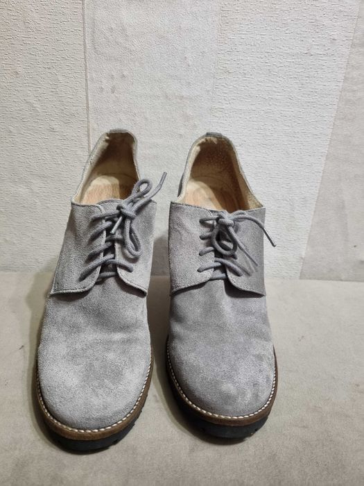 Туфлі замшеві на підборах.