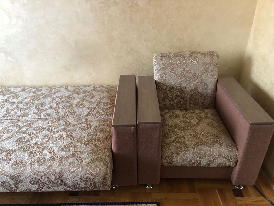 Продається диван та два крісла не розкладних.
