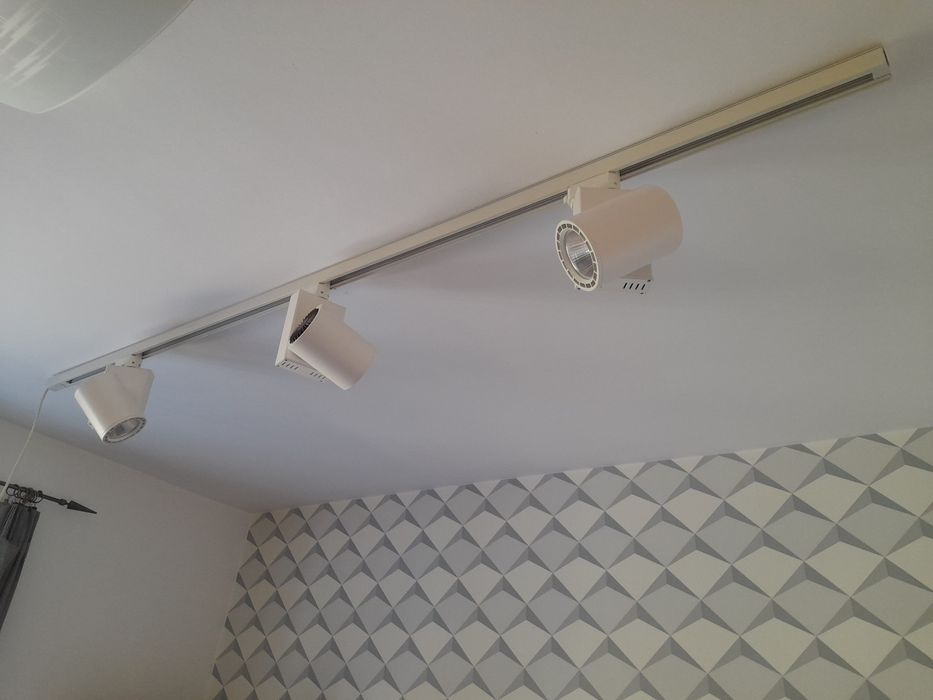 Zestaw 3 lamp 30W 4500 lm, szyny oraz gniazda