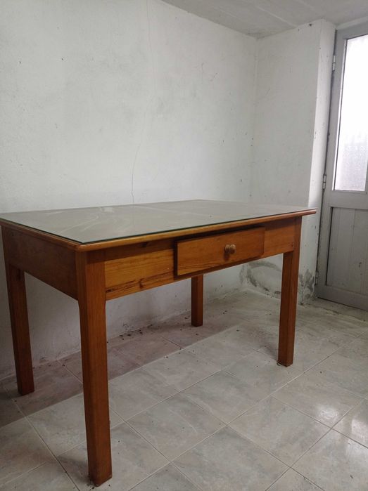 Mesa de cozinha em madeira maciça.