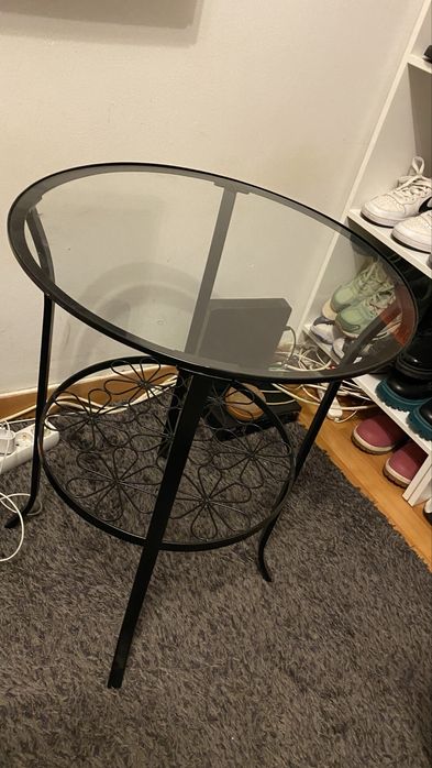 Mesa Lateral Redonda de Vidro e Metal – Moderna e Elegante
