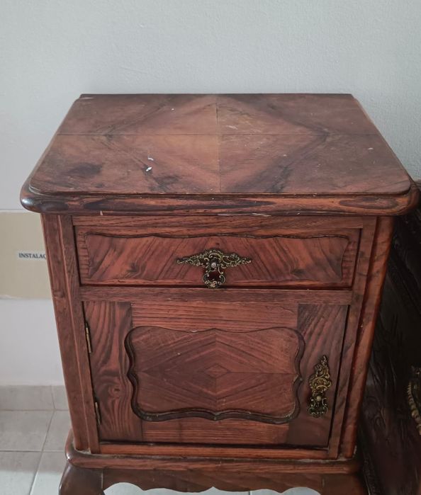 Mesa de cabeceira antiga