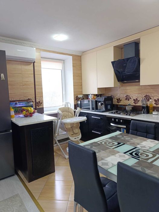 Продам трикімнатну квартиру з ремонтом