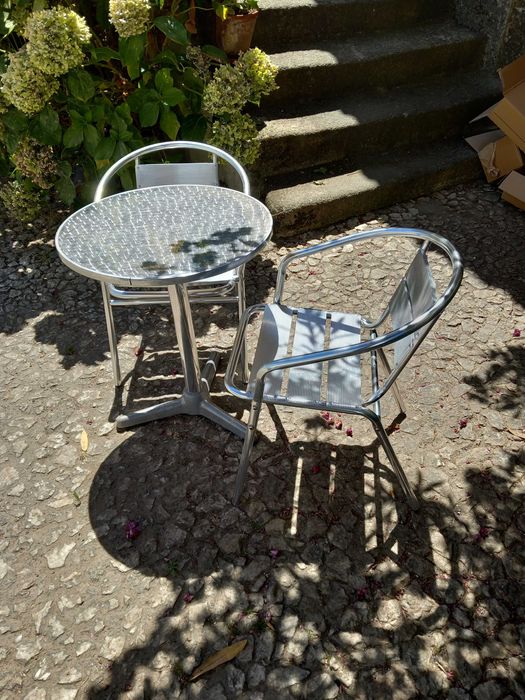 Selling aluminum table and chairs64309813131521121